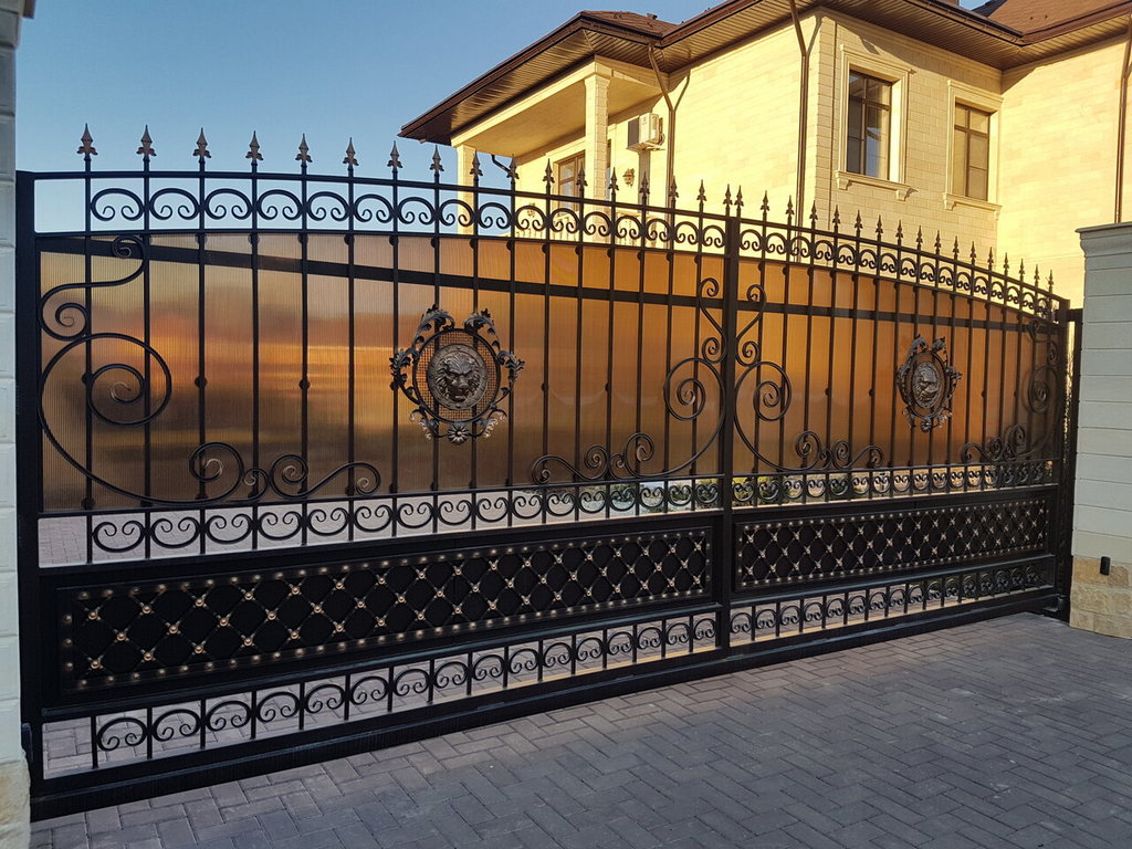Откатные ворота с ковкой в Барнауле