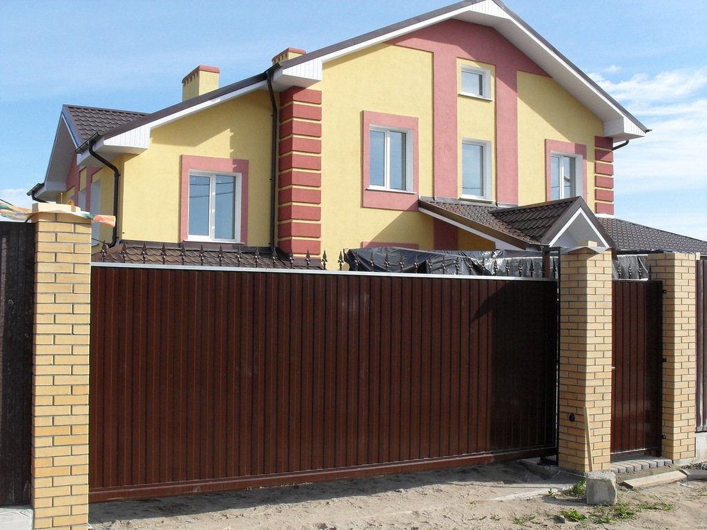 Откатные ворота из профнастила в Барнауле